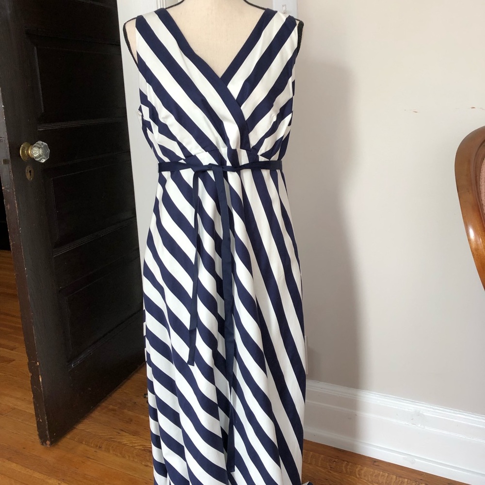 Jessica Simpson Maternity Dress (Size M)